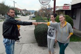 Granica između BiH i EU nasred ulice u Metkoviću
