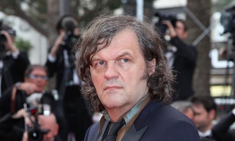 Kusturica sutra otkriva skulpturu Mir