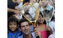 Novak oduševio mališane