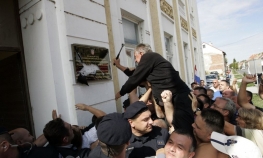 Vraćena dvojezična tabla na zgradu policije u Vukovaru