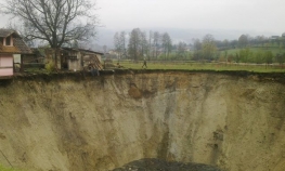 Jezero nestalo, provalija se  i dalje širi