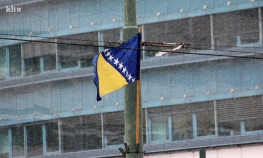 Zastava ispred Institucija BiH okrenuta naopako
