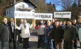 Građani BiH protestovali protiv svoje ambasade u Sloveniji