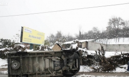 Zenica: Parkirani kombi se pokrenuo i prevrnuo na trotoar