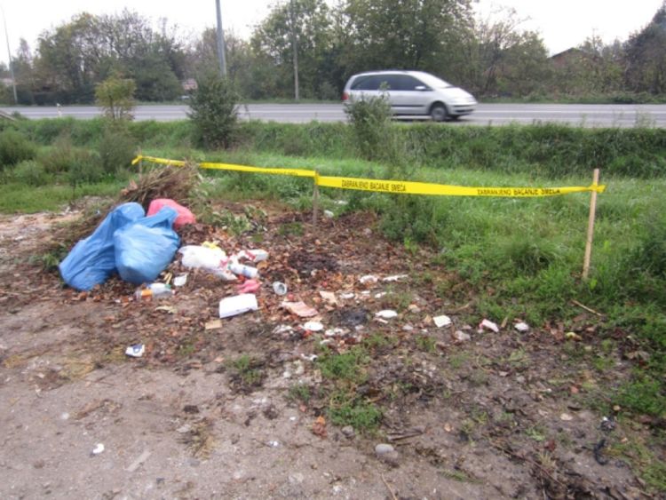 Bacaju smeće pored zabrane