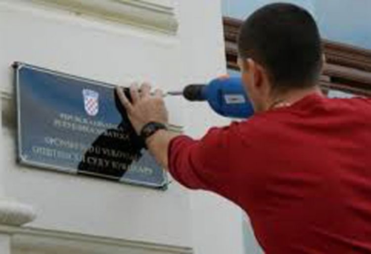 Ponovo skinuta tabla sa zgrade Vijeća nacionalnih manjina