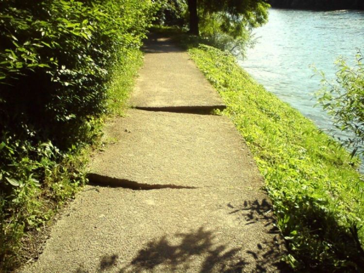 Odron na šetalištu između plaža