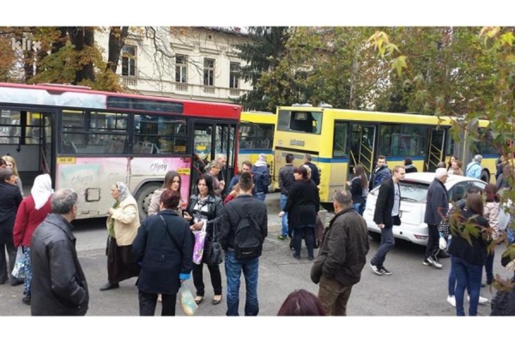Tri putnika povrijeđena u sudaru autobusa