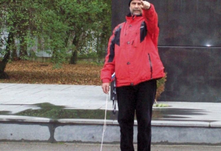 Prijedor: Sad protestuje Luka Stanić sa klupkom vune u ruci