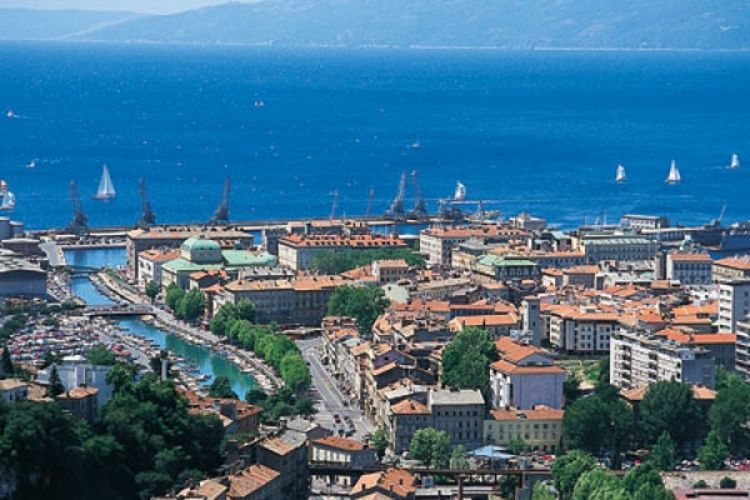 Oštećena zgrada konzulata Srbije u Rijeci