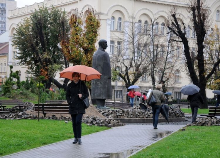 Kamenje oko spomenika u centru