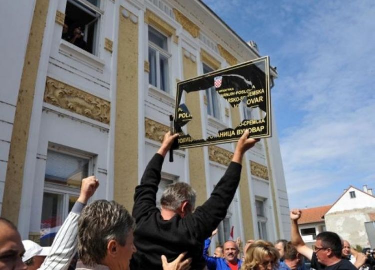 Razbijena dvojezična tabla na policijskoj stanici u Vukovaru