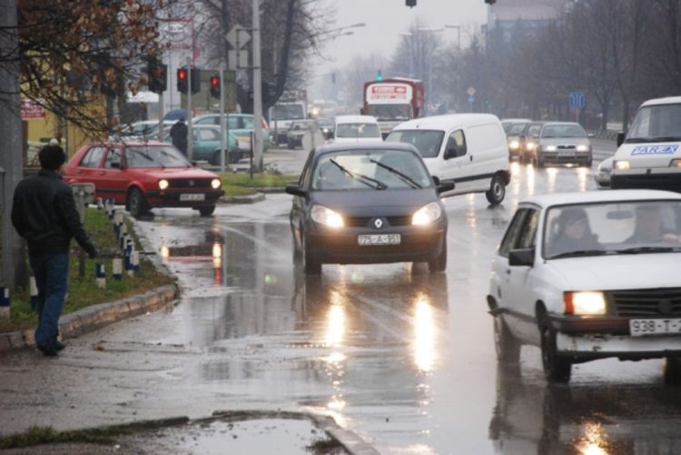 Kolovozi mokri, vidljivost smanjena