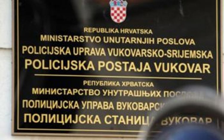 Opet razbijena dvojezična tabla na zgradi policije u Vukovaru
