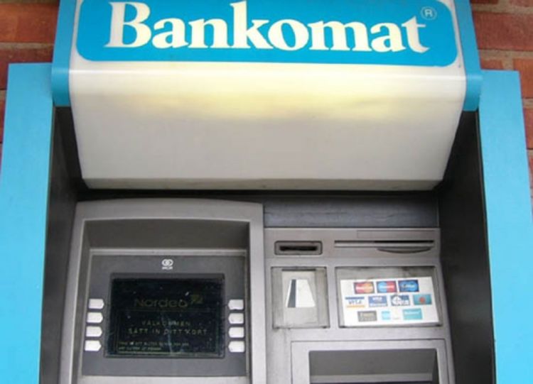 Lopovi usisivačem ukrali novac iz bankomata