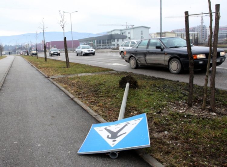 Oštetili i ukrali 24.500 saobraćajnih znakova