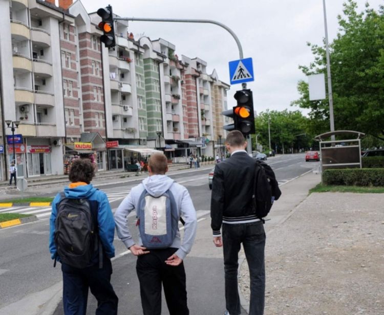Autobusko stajalište na novom a nadstrešnica na starom mjestu