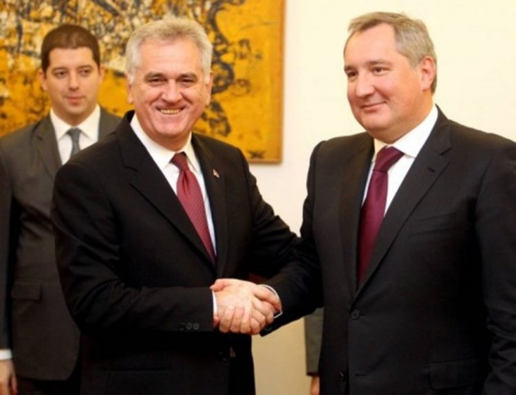Nikolić poklonio Rogozinu pištolj