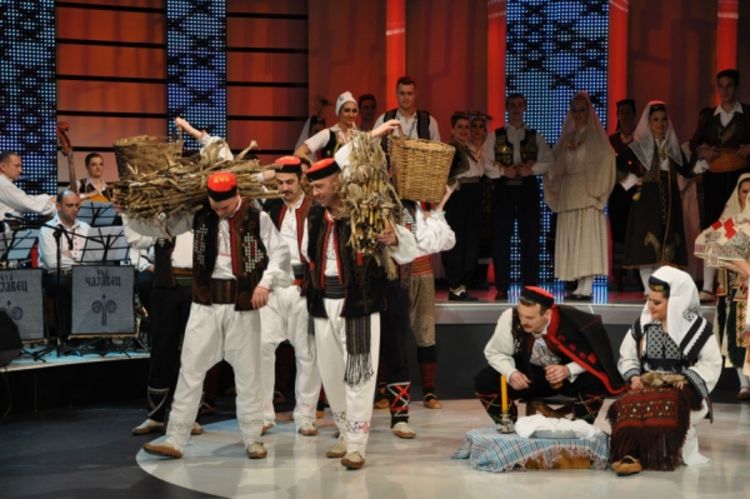 Niko nema sluha za folklor: Kolo u borbi za opstanak