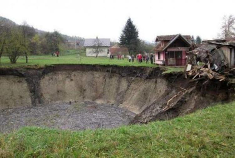Ključ: Jezero presušilo preko noći, ostala ogromna rupa koja se širi