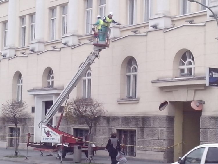 Radna subota: Radnici čistili fasadu ASBL