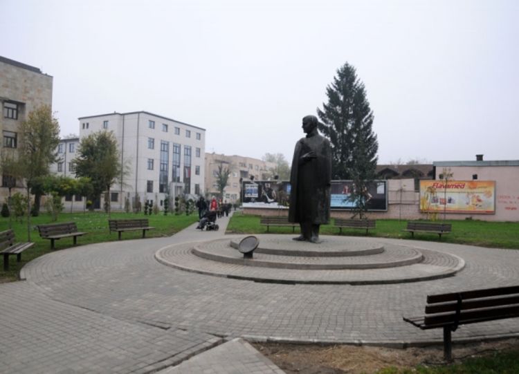 Novo ruho oko spomenika banu