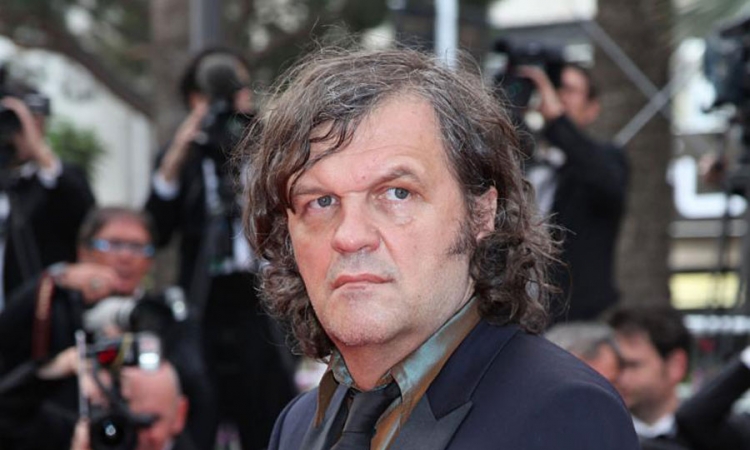 Kusturica sutra otkriva skulpturu Mir