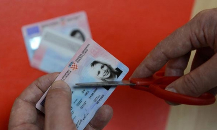 Hrvati iz BiH masovno vraćaju hrvatske lične karte