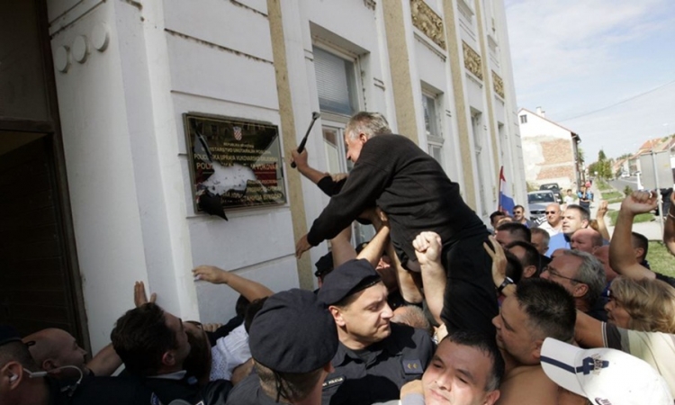 Vraćena dvojezična tabla na zgradu policije u Vukovaru