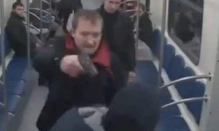 Pogledajte rasistički napad u ruskom metrou: Momak usred vožnje upucan u glavu