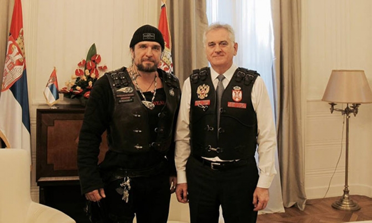 Tomislav Nikolić dobio na poklon prsluk od bajkera iz Rusije