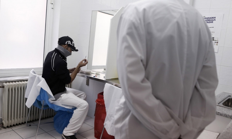 Očajnim Grcima i virus HIV-a dobar?