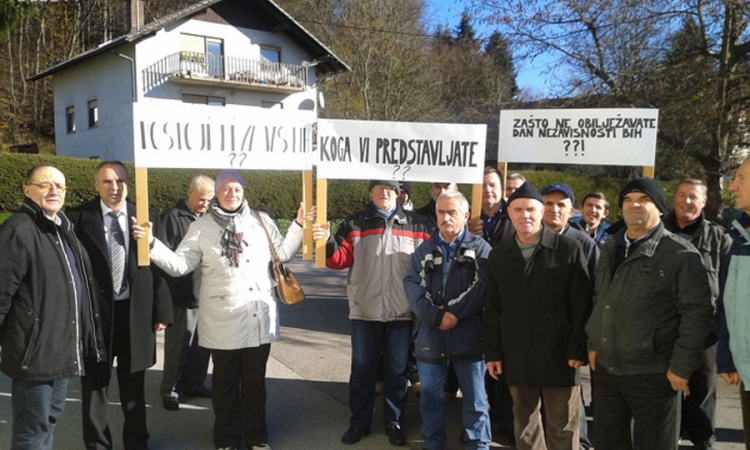 Građani BiH protestovali protiv svoje ambasade u Sloveniji