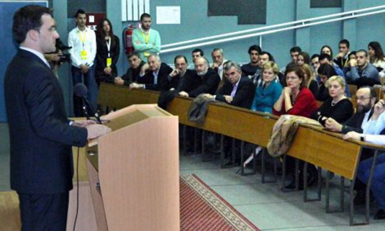 Zbrisali sa suđenja da bi se "uvlačili" ministru