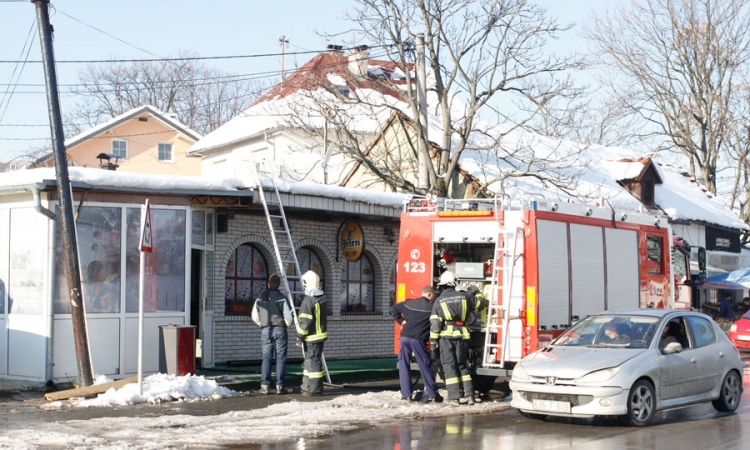 Požar u centru Banjaluke: Gorio krov krčme Mali Kastel
