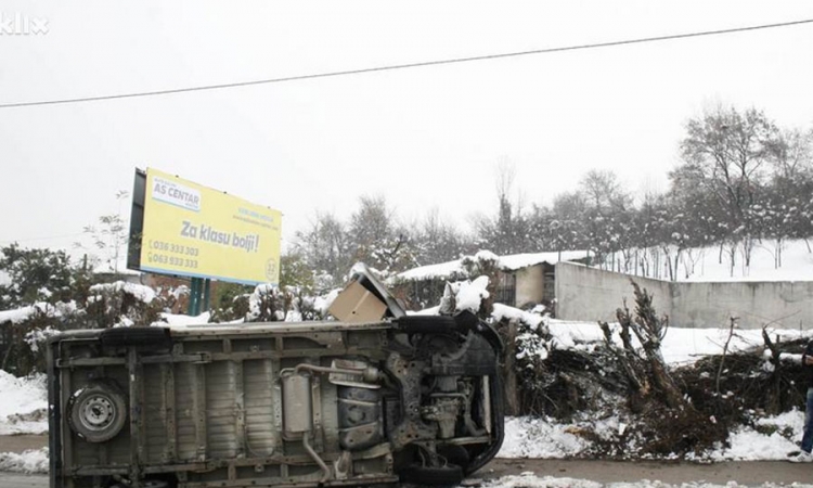 Zenica: Parkirani kombi se pokrenuo i prevrnuo na trotoar