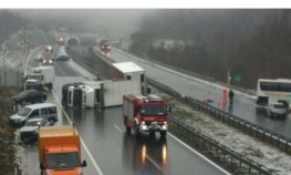 Autoput i dalje zatvoren na mjestu nesreće