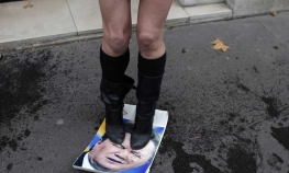 Članice Femena urinirale po Janukovičevim fotografijama