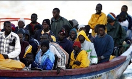 Obalska straža pokušava da spasi brod s oko 100 migranata