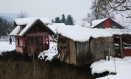 Rupa u Sanici ne prestaje da se širi, progutala stablo i oštetila ...