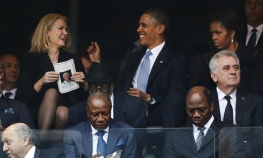 Obama zabavljao plavušu na komemoraciji Mendeli