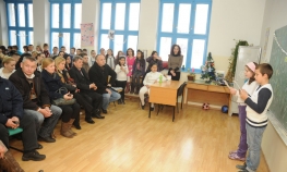 Učenici u Motikama obradovani paketićima