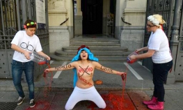 Feministkinje golih grudi protestovale zbog abortusa