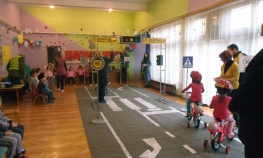 Obdaništu doniran mini saobraćajni poligon