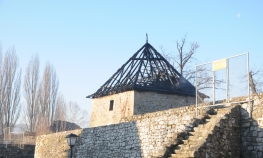 U požaru na Kastelu pričinjena veća šteta: Izgorio krov kule