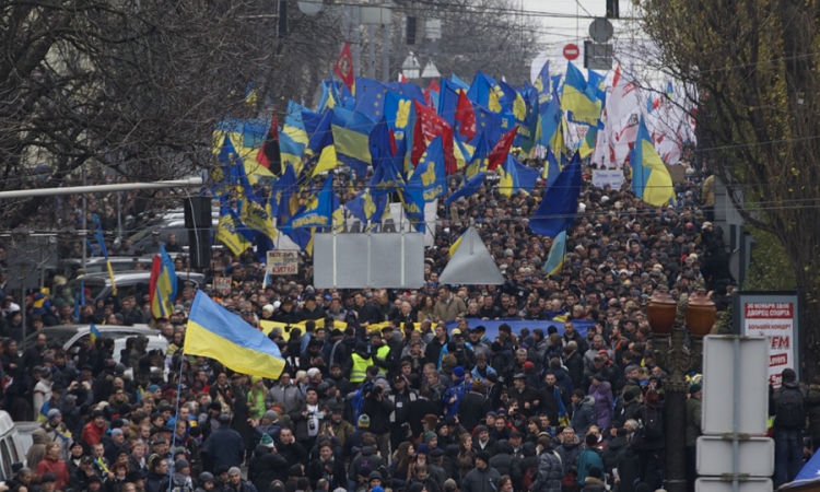 Desetine hiljada demonstranata, policija se povukla