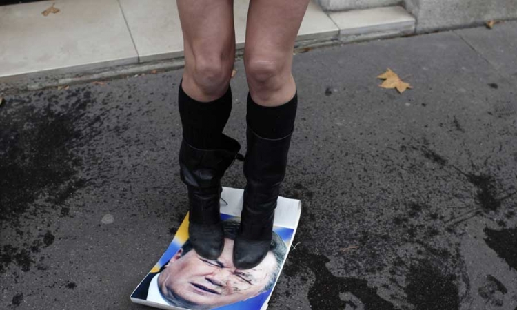 Članice Femena urinirale po Janukovičevim fotografijama