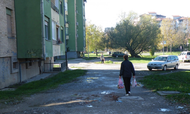 Mještani uporno traže gradnju trotoara