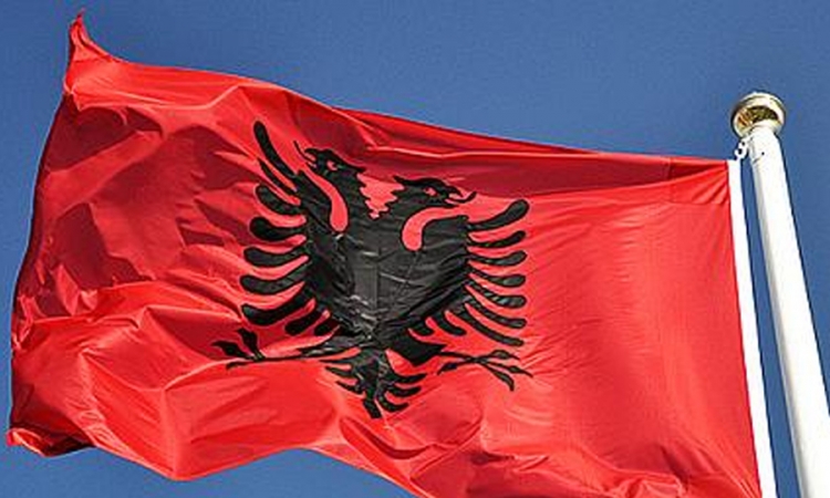  Poklici zastavi Albanije u školi u Gusinju