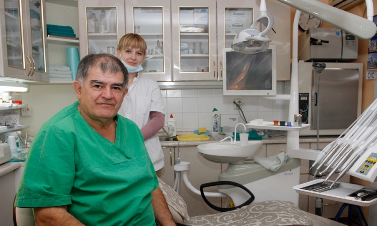 Stomatolog iz Banjaluke dobija neobične zahtjeve: Zlatne zube ugrađivao psima